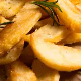 Patatas gajo doradas y crujientes, con romero fresco y sal marina. Un placer para la vista y el paladar.