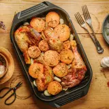 Pollo y boniato asados, listos para hornear. Una de las mejores recetas con boniato para una cena deliciosa.