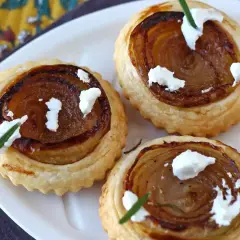 Deliciosas tartas tatin individuales con cebolla caramelizada, queso de cabra y romero.