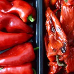 Pimientos rojos frescos y pimientos asados, listos para ser disfrutados en una deliciosa ensalada.