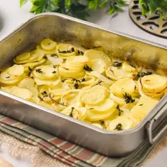Patatas panaderas recién horneadas, doradas y tiernas, con hierbas aromáticas. Un plato casero perfecto.