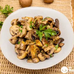Plato de champiñones al ajillo, salteados y con perejil fresco. Un delicioso aperitivo o guarnición.