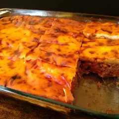 Musaka casera recién horneada, lista para servir. Una deliciosa receta que no te puedes perder.