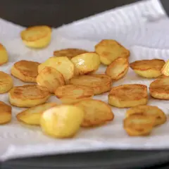 Patatas al horno listas para disfrutar. El tiempo perfecto de cocción las deja doradas y crujientes.