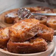 Torrijas caseras, doradas y espolvoreadas con azúcar. Una deliciosa receta tradicional.