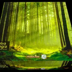 Una caja de juego con arte de bosque denso y soleado, titulada "Selva Negra". Un pavo real se asoma entre la hierba.
