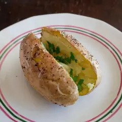 Patatas asadas en freidora de aire, crujientes por fuera y tiernas por dentro, con perejil fresco.