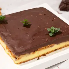 Deliciosa tarta de galletas de la abuela, cubierta de chocolate y decorada con menta.