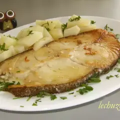 Rodaballo a la plancha jugoso y dorado, acompañado de patatas cocidas y perejil picado. Un plato sencillo y delicioso.