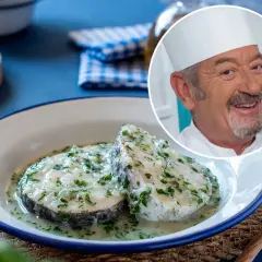 Merluza en salsa verde, un plato tradicional español, servido con un chef sonriente.