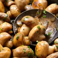 Champiñones salteados con perejil, listos para ser parte de deliciosas recetas con champiñones.