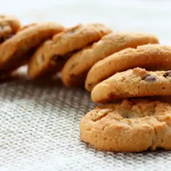 Galletas caseras con chispas de chocolate, perfectas para aprender como hacer galletas.