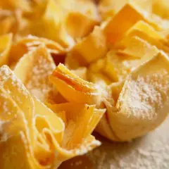Deliciosos postres con hojaldre, crujientes y espolvoreados con azúcar glas.