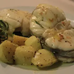 Rape a la plancha jugoso, acompañado de patatas doradas y romero fresco. Un plato sencillo pero delicioso.