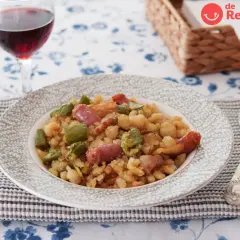 Migas de harina con chorizo y pimientos. La cantidad de agua es clave para su textura.