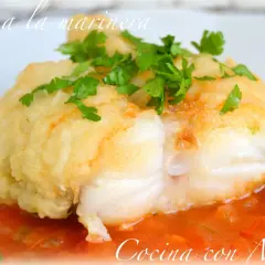 Rape a la marinera, un plato delicioso con pescado rebozado y salsa de tomate.