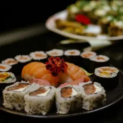 Delicioso arroz sushi receta con salmón fresco y flor decorativa. Un festín visual y culinario.