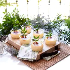 Seis cremas catalanas perfectas, hechas con Thermomix, adornadas con ramitas verdes y lavanda.