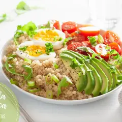Deliciosa ensalada de quinoa con huevo cocido, aguacate en láminas, tomates cherry y cebolleta.