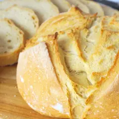 Pan casero recién horneado, dorado y crujiente, listo para disfrutar. Aprende como hacer pan en casa con esta deliciosa hogaza.