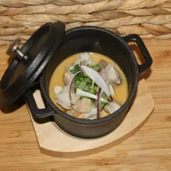 Delicioso ceviche de corvina, fresco y con un toque de cebolla morada y cilantro, servido en una cazuela de hierro fundido.