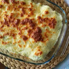 Parmentier de patata gratinado, con una capa dorada de queso fundido y burbujeante, listo para servir.