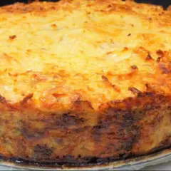 Pastel de carne dorado y crujiente, con una capa superior gratinada y bordes bien horneados. ¡Perfecto para una comida familiar!