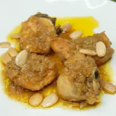 Sabroso pollo con almendras, bañado en una salsa dorada y adornado con almendras enteras.