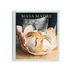 Libro "Masa Madre Casera y Sencilla" con un pan artesanal recién horneado envuelto en papel.