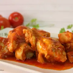 Sabroso pollo con tomate, cocinado a fuego lento hasta que la carne esté tierna y la salsa espesa. ¡Un clásico casero!