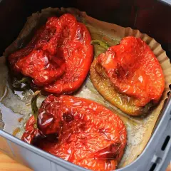 Pimientos asados en freidora de aire, jugosos y listos para disfrutar.
