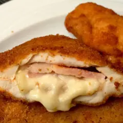 Libritos de lomo de pollo empanados, rellenos de queso fundido y jamón. ¡Un bocado delicioso!