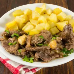 Higaditos de pollo como en los bares, tiernos y jugosos, servidos con patatas fritas doradas. Un plato casero que evoca la nostalgia de las tapas.