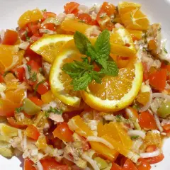 Ensalada de naranja fresca con tomates, aceitunas y menta. Una explosión de sabor cítrico y vibrante.