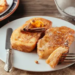 Torrijas caseras, doradas y esponjosas, listas para disfrutar. El pan para torrijas perfecto, con canela y ralladura de naranja.