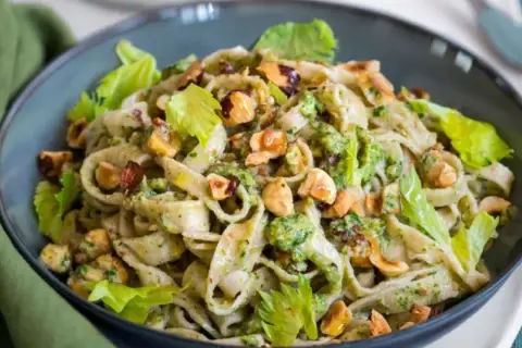 Pasta con brócoli y nueces, una de las muchas deliciosas recetas con apio que puedes preparar.