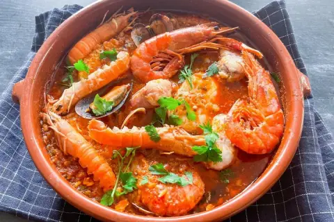 Una deliciosa zarzuela de pescado y marisco, rebosante de gambas, cigalas y mejillones en una rica salsa.