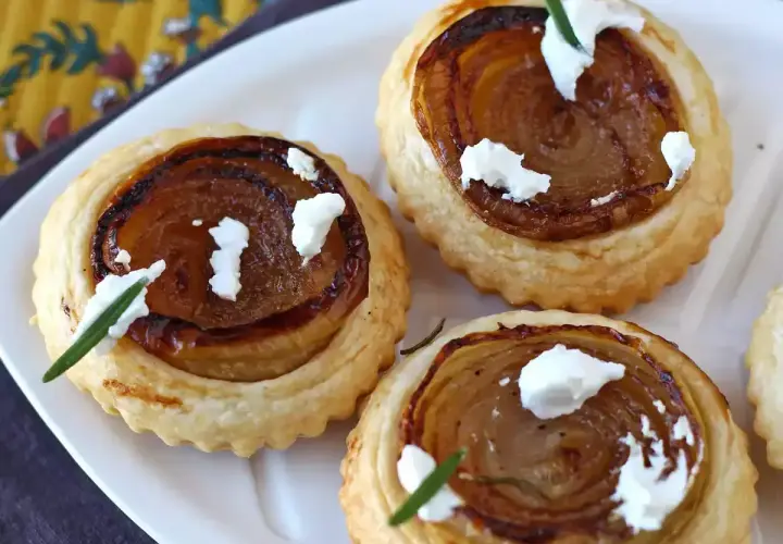 Deliciosas tartas tatin individuales con cebolla caramelizada, queso de cabra y romero.