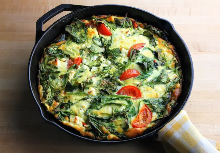 Frittata casera con acelgas, queso feta y tomates. Una opción deliciosa para tus recetas con acelgas.