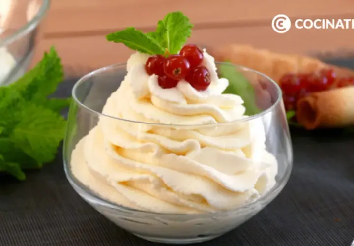 Deliciosa nata montada en copa, coronada con grosellas rojas y menta. Perfecta para cualquier postre.