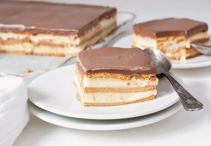 Tarta de galletas de la abuela de toda la vida, con capas de crema y cobertura de chocolate. Un postre casero que evoca recuerdos.