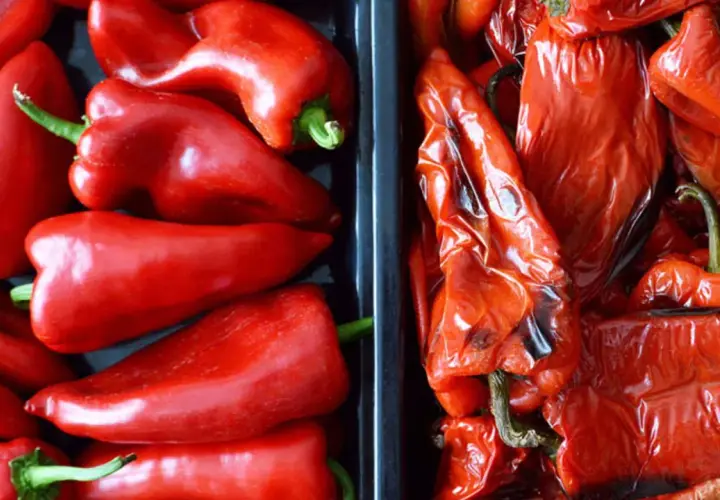 Pimientos rojos frescos y pimientos asados, listos para ser disfrutados en una deliciosa ensalada.