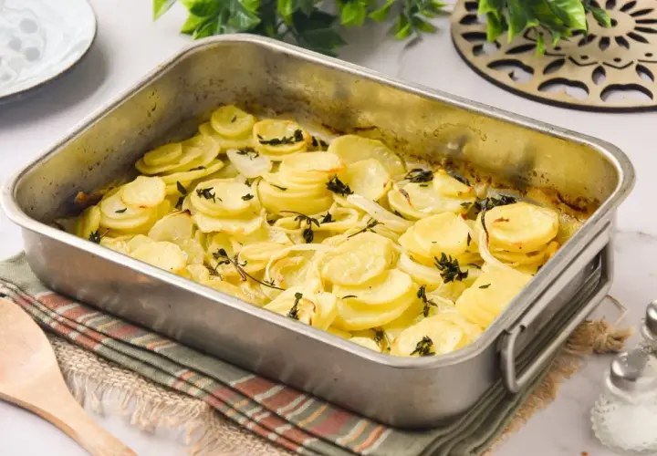 Patatas panaderas recién horneadas, doradas y tiernas, con hierbas aromáticas. Un plato casero perfecto.