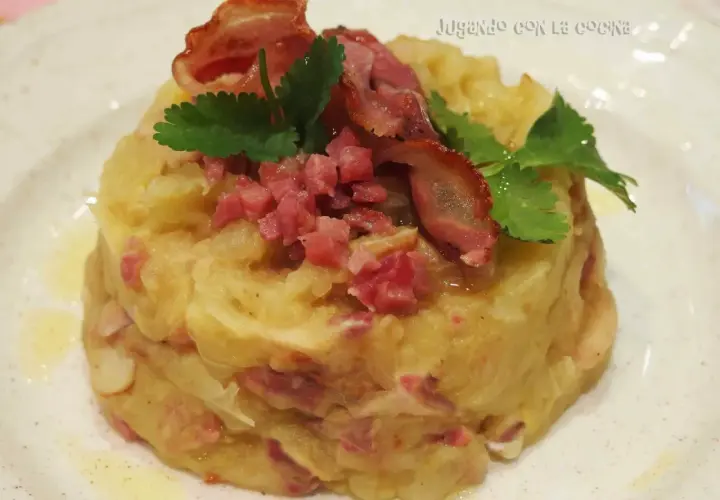 Trinxat de la Cerdanya, un plato tradicional con patata, col y trocitos de tocino, coronado con bacon crujiente y perejil.