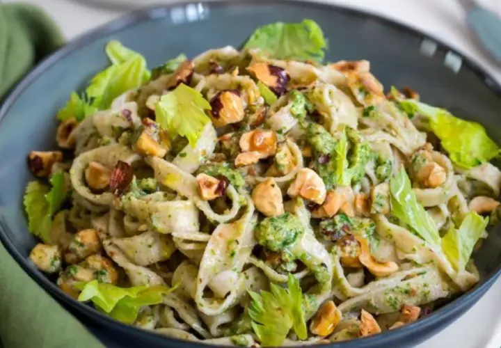 Pasta con brócoli y nueces, una de las muchas deliciosas recetas con apio que puedes preparar.