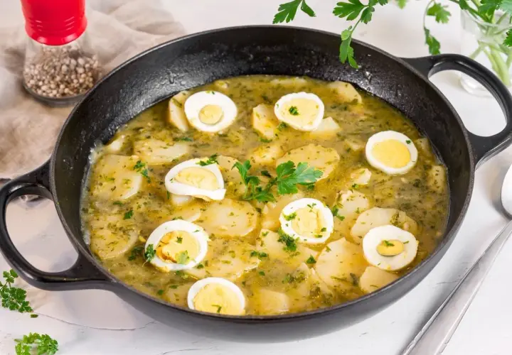 Patatas en salsa verde con huevos duros, un plato reconfortante y lleno de sabor.