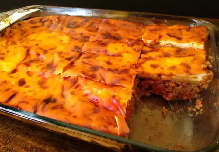 Musaka casera recién horneada, lista para servir. Una deliciosa receta que no te puedes perder.