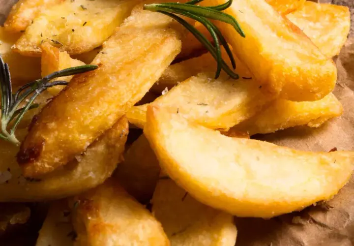 Patatas gajo doradas y crujientes, con romero fresco y sal marina. Un placer para la vista y el paladar.