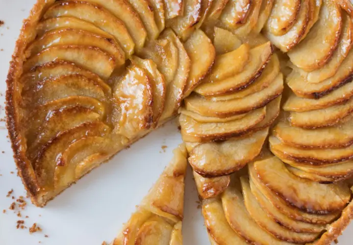 Tarta de manzana dorada y brillante, lista para servir. Una deliciosa receta tarta de manzana que invita a probarla.