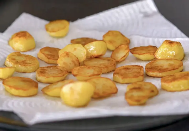 Patatas al horno listas para disfrutar. El tiempo perfecto de cocción las deja doradas y crujientes.